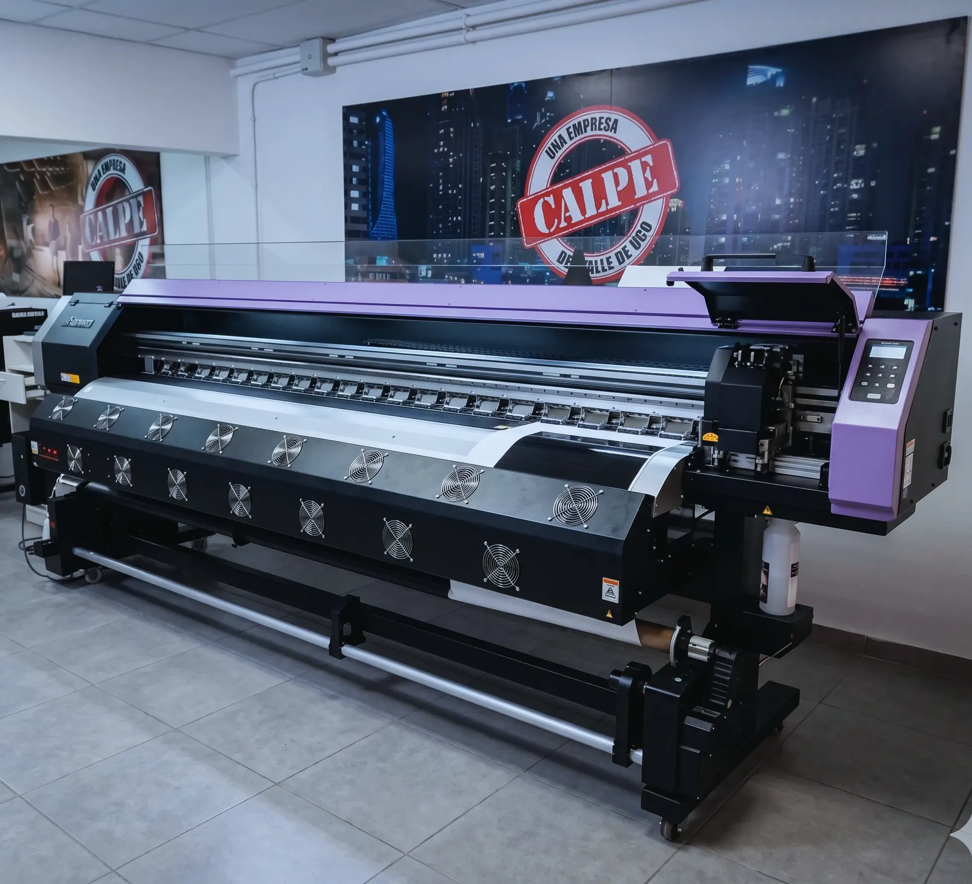 Impresora de gran formato Mimaki en acción